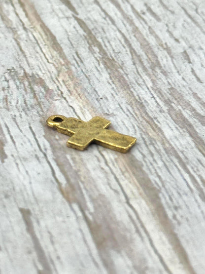 Mini breloque croix vieillie, plaquée or 18 carats antique - AG148