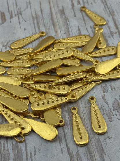 Pendentif goutte pointillé, plaqué or 18 carats satiné - ST308