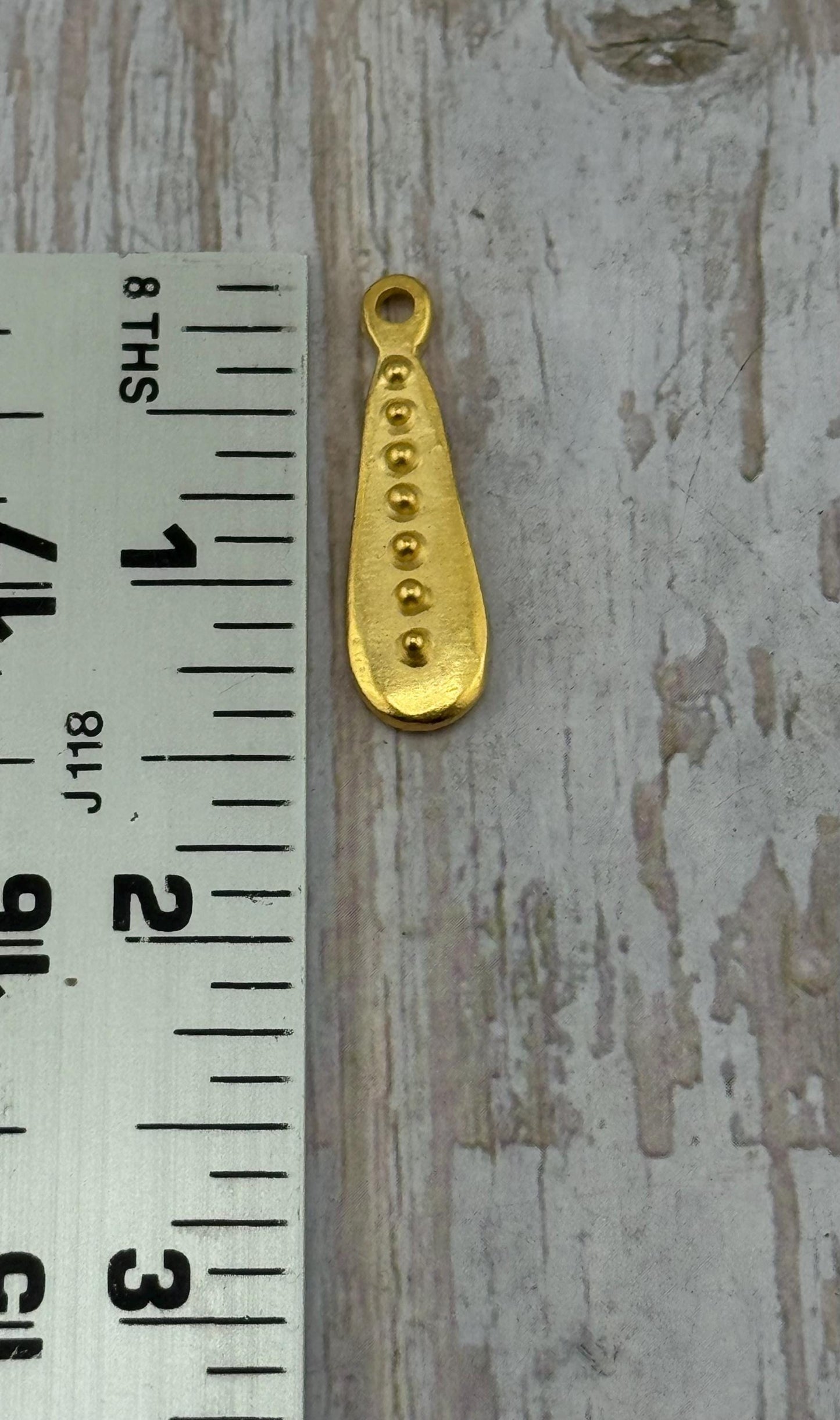 Pendentif goutte pointillé, plaqué or 18 carats satiné - ST308