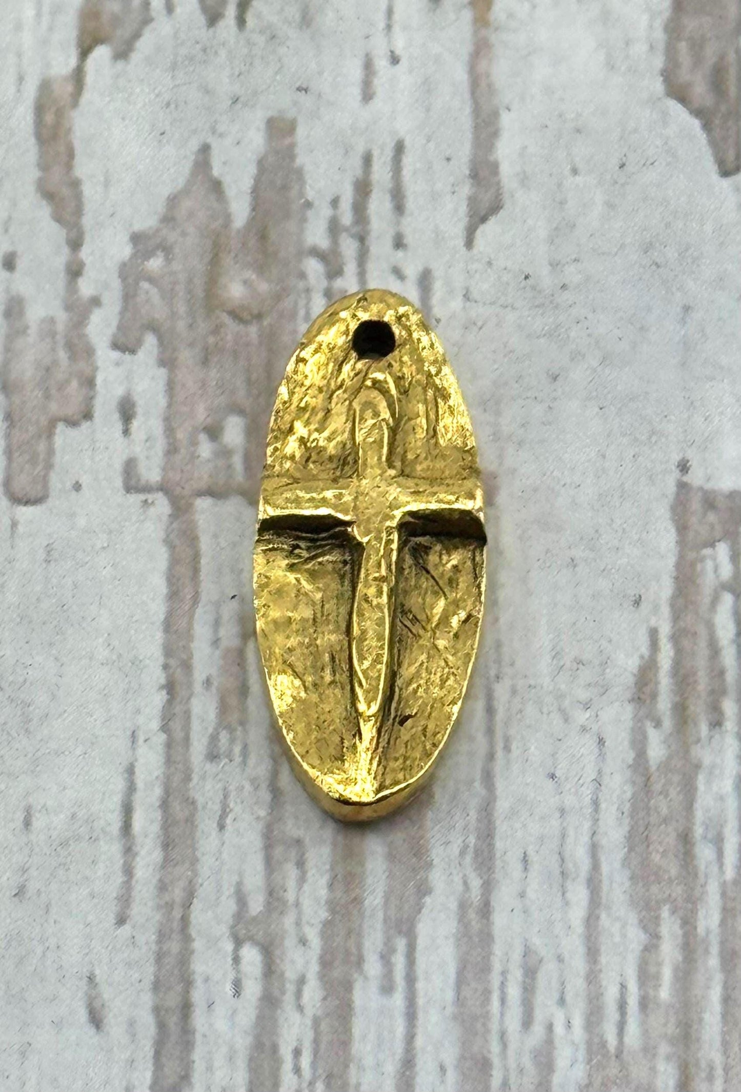 Breloque ovale en forme de croix en relief, plaquée or 18 carats vieilli - AG127