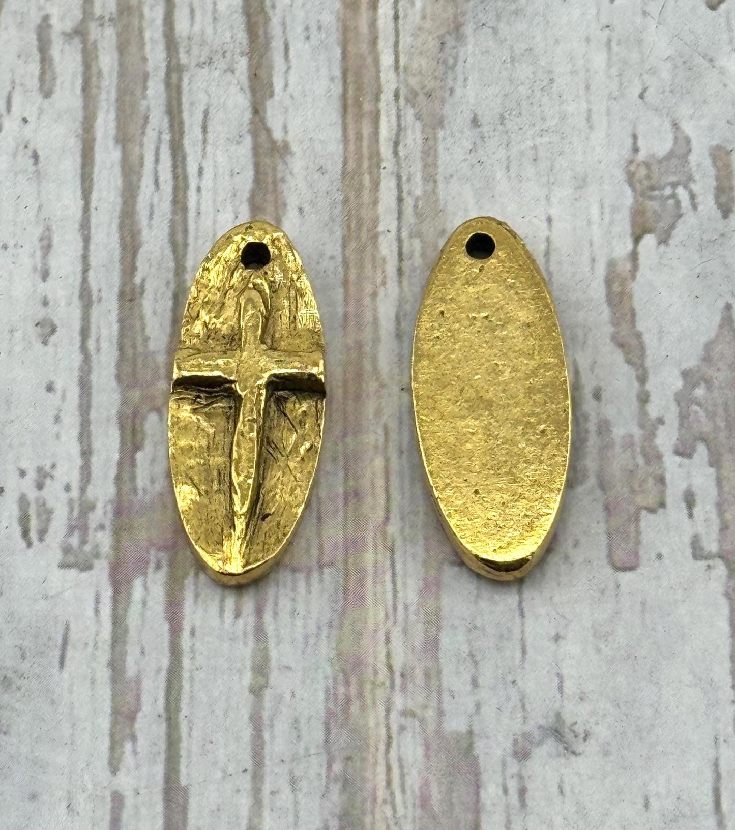 Breloque ovale en forme de croix en relief, plaquée or 18 carats vieilli - AG127