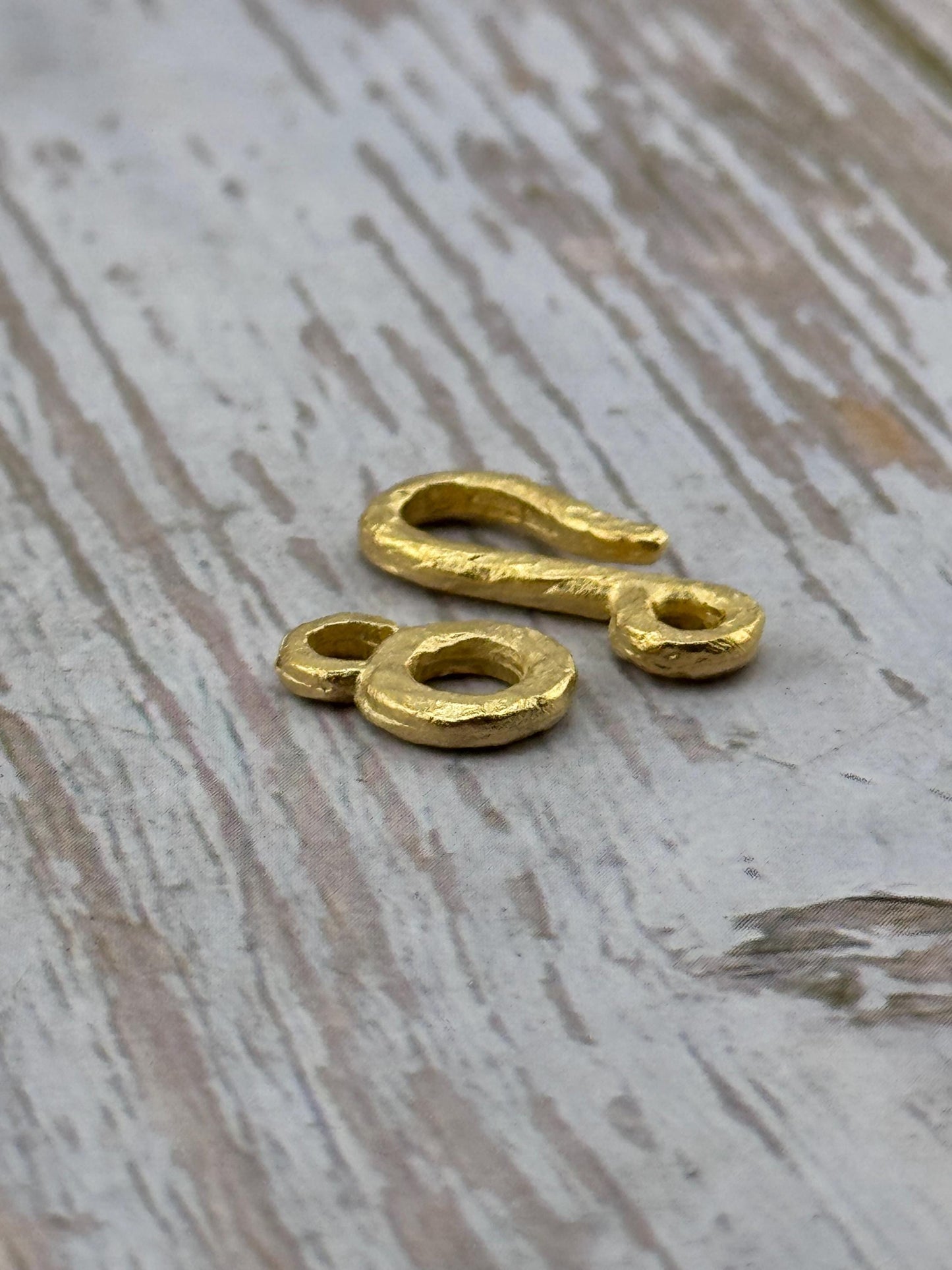 Fermoir crochet martelé, plaqué or 18 carats satiné - ST347