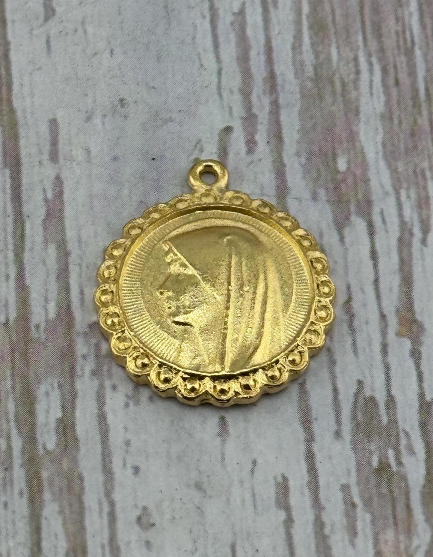 Médaille Vierge Marie Notre-Dame de Lourdes, Plaqué Or 18 carats Satiné - ST182