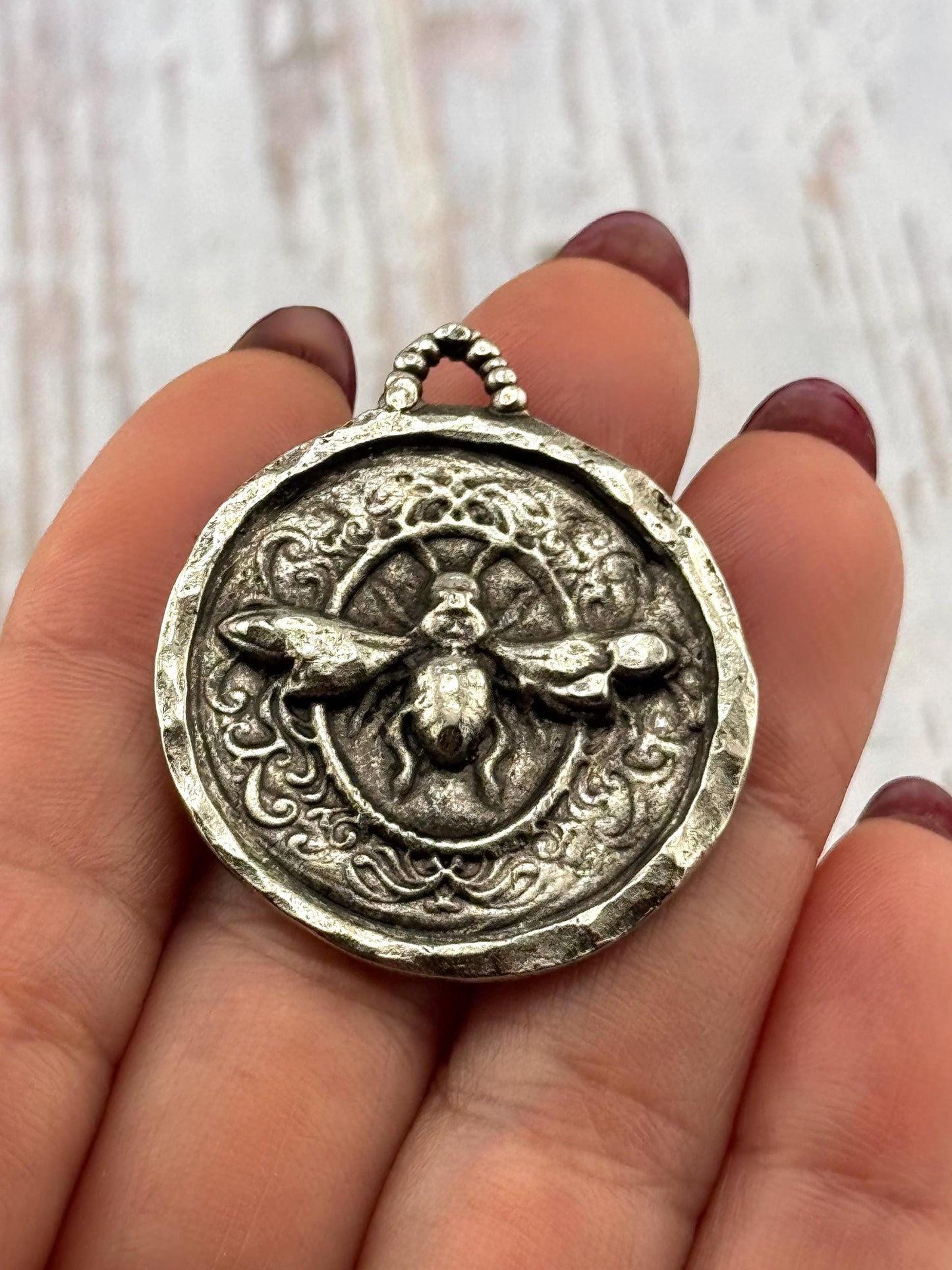 Pendentif Abeille Ronde, Étain vieilli - PT449
