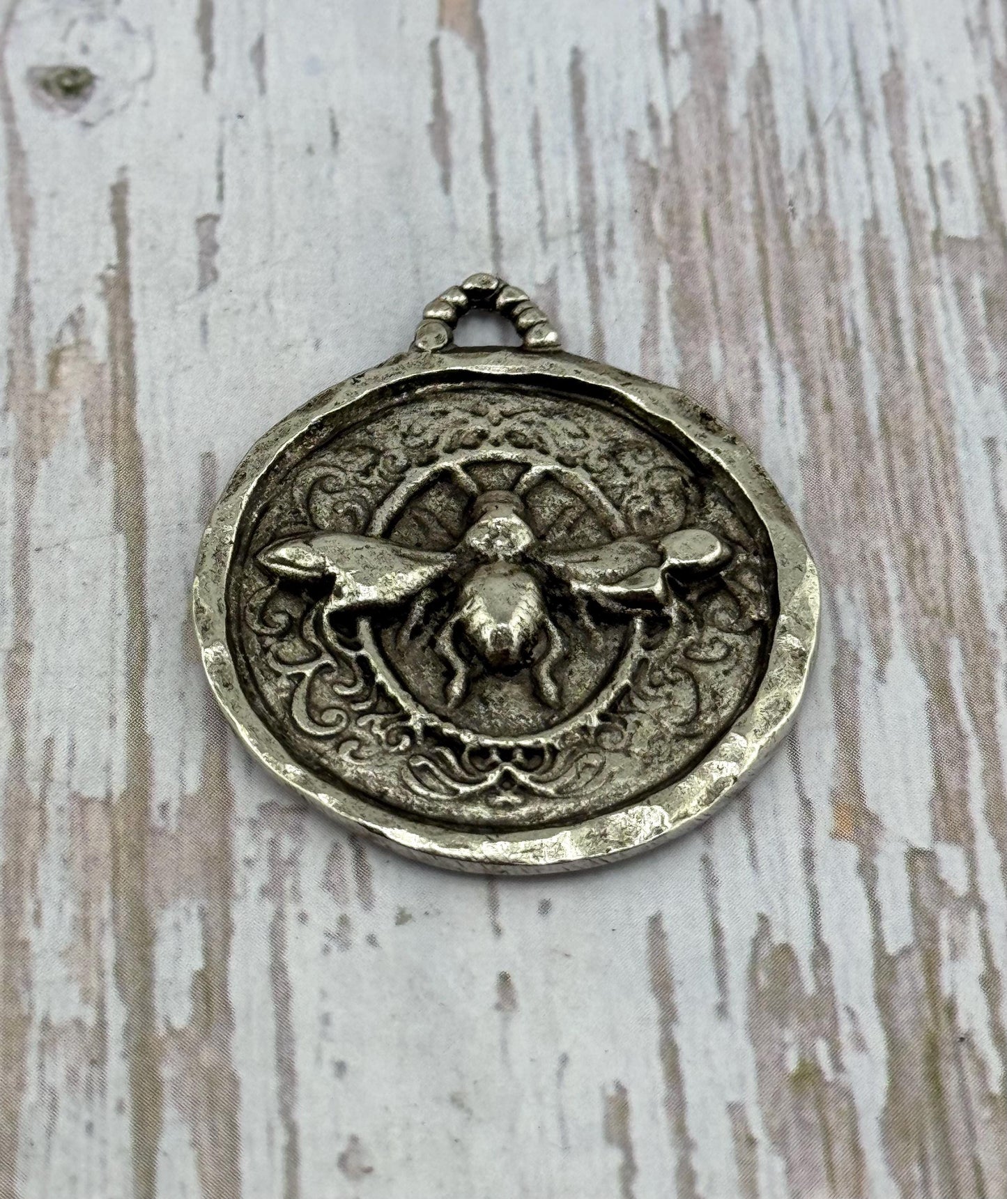 Pendentif Abeille Ronde, Étain vieilli - PT449