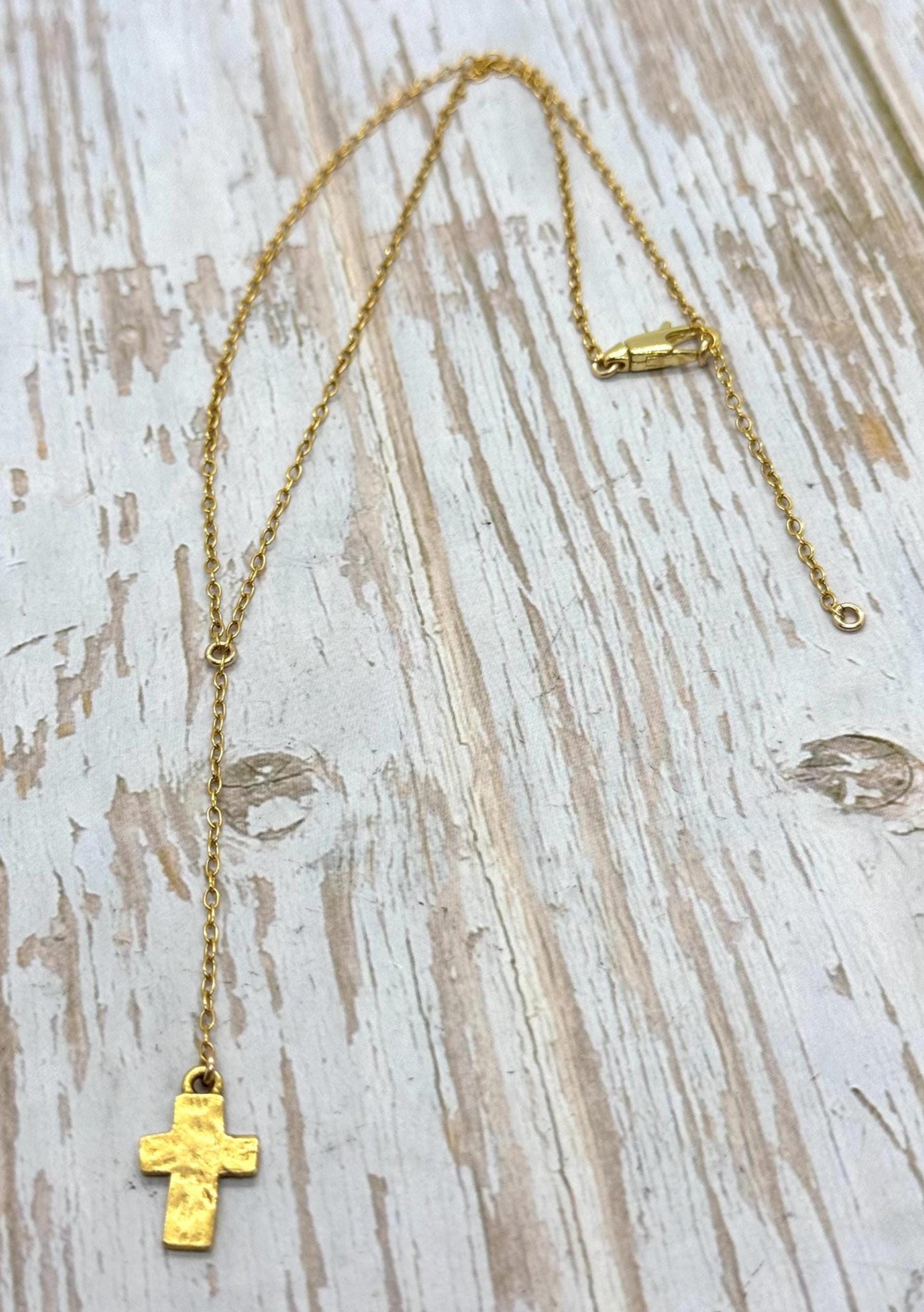 Mini breloque croix vieillie, plaquée or 18 carats antique - AG148