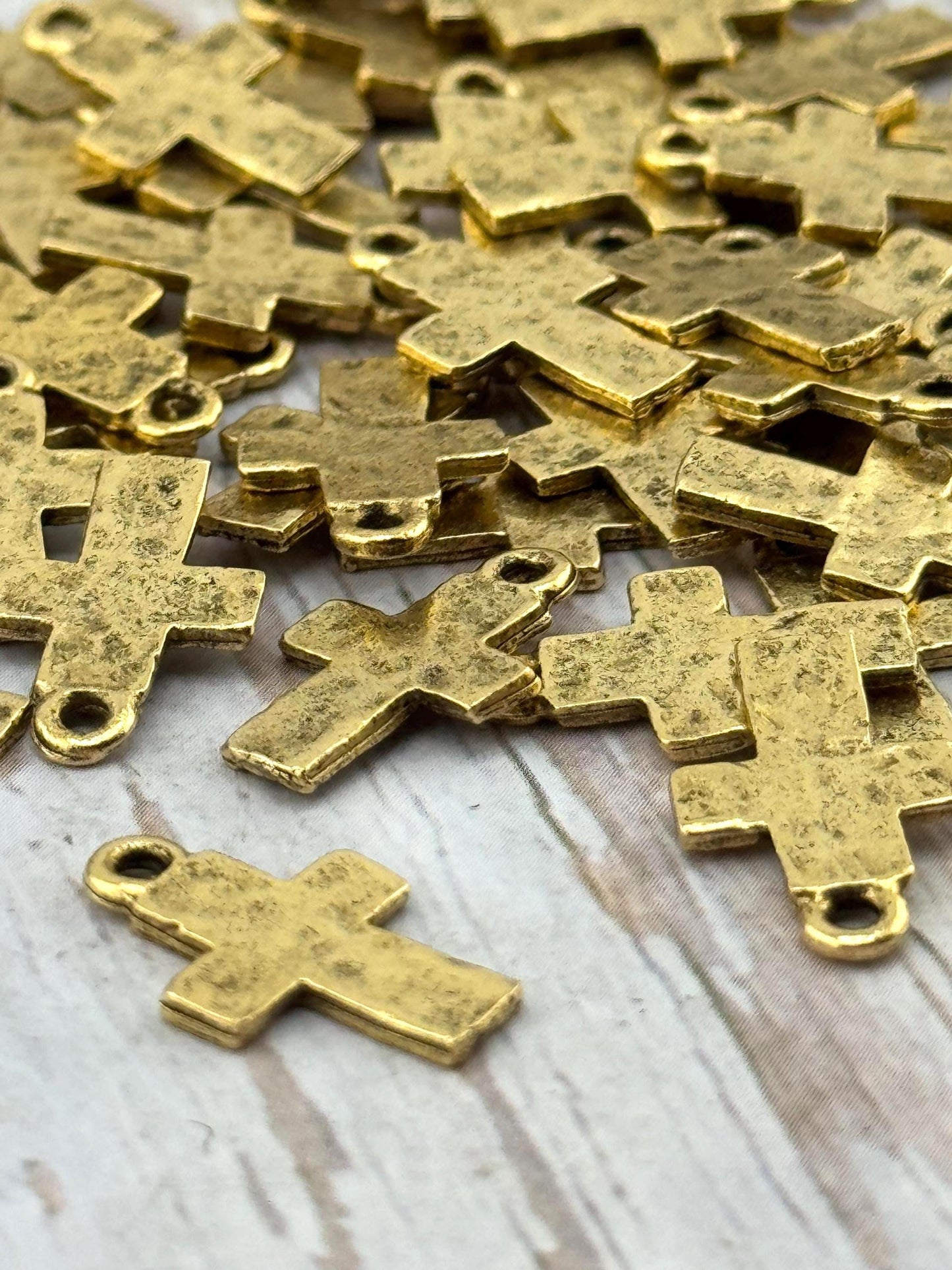 Mini breloque croix vieillie, plaquée or 18 carats antique - AG148