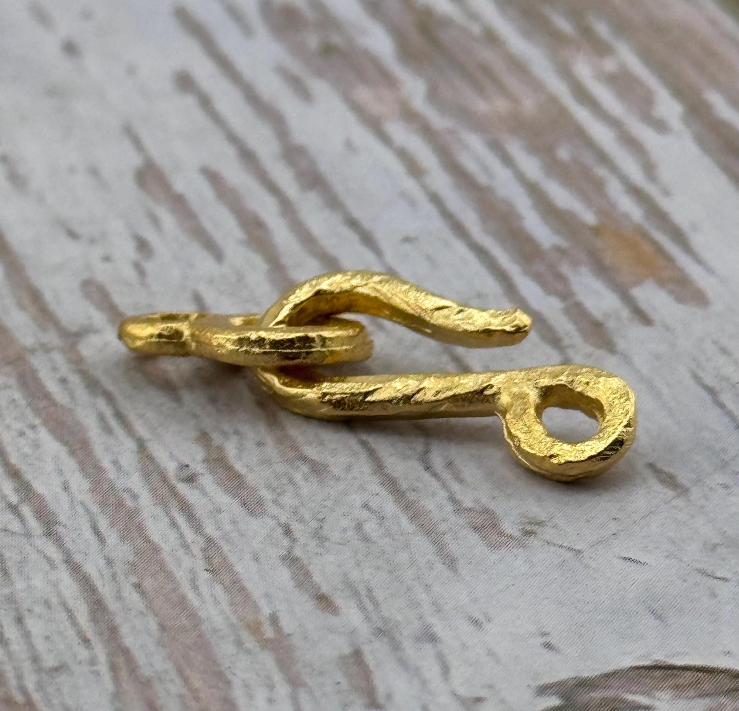 Fermoir crochet martelé, plaqué or 18 carats satiné - ST347
