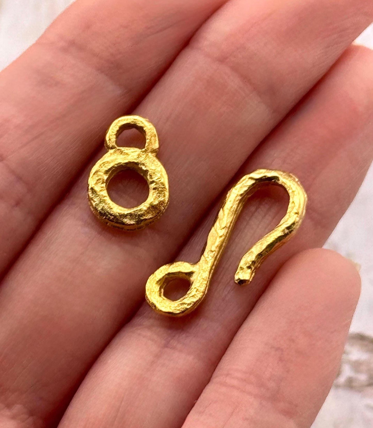 Fermoir crochet martelé, plaqué or 18 carats satiné - ST347