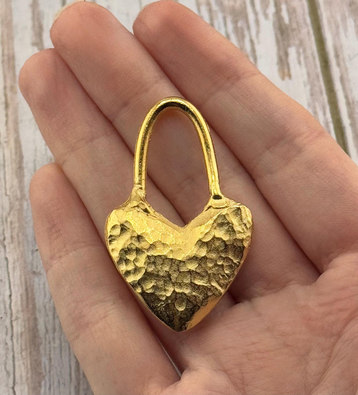 Breloque Cœur Martelée avec Boucle Allongée, Plaqué Or 18k Satiné - ST273
