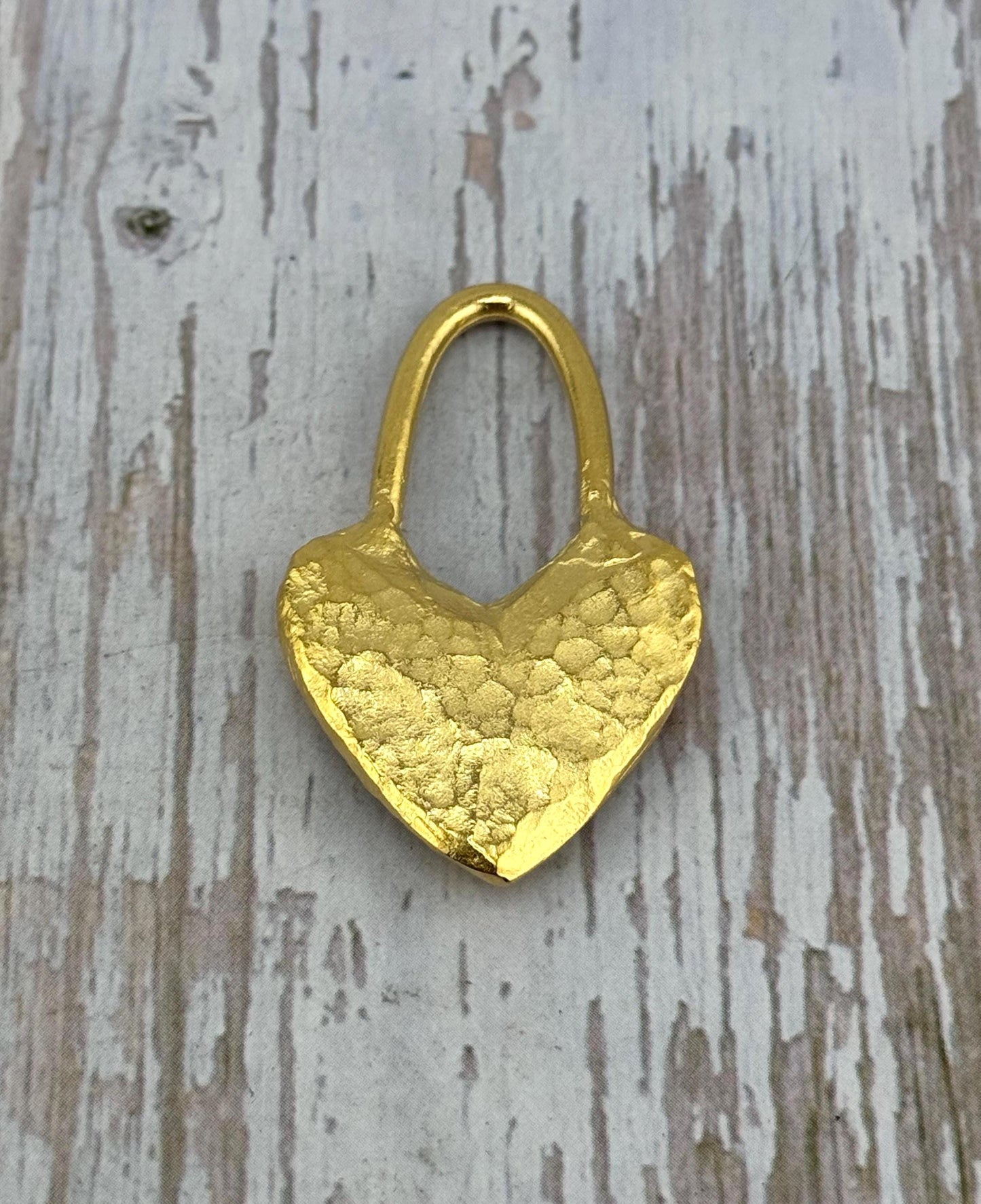 Breloque Cœur Martelée avec Boucle Allongée, Plaqué Or 18k Satiné - ST273