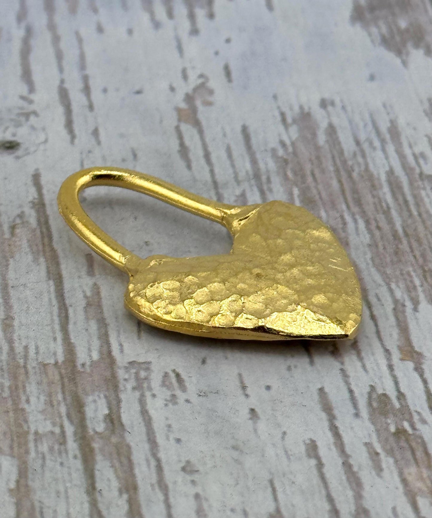 Breloque Cœur Martelée avec Boucle Allongée, Plaqué Or 18k Satiné - ST273