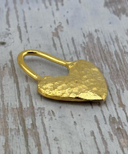 Breloque Cœur Martelée avec Boucle Allongée, Plaqué Or 18k Satiné - ST273