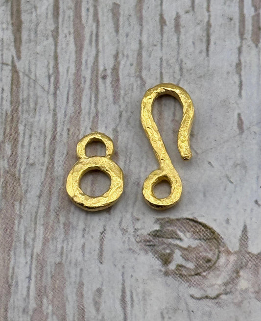 Corchete de gancho y ojal martillado, chapado en oro de 18k satinado - ST347