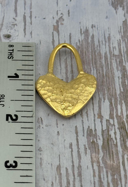 Breloque Cœur Martelée avec Boucle Allongée, Plaqué Or 18k Satiné - ST273