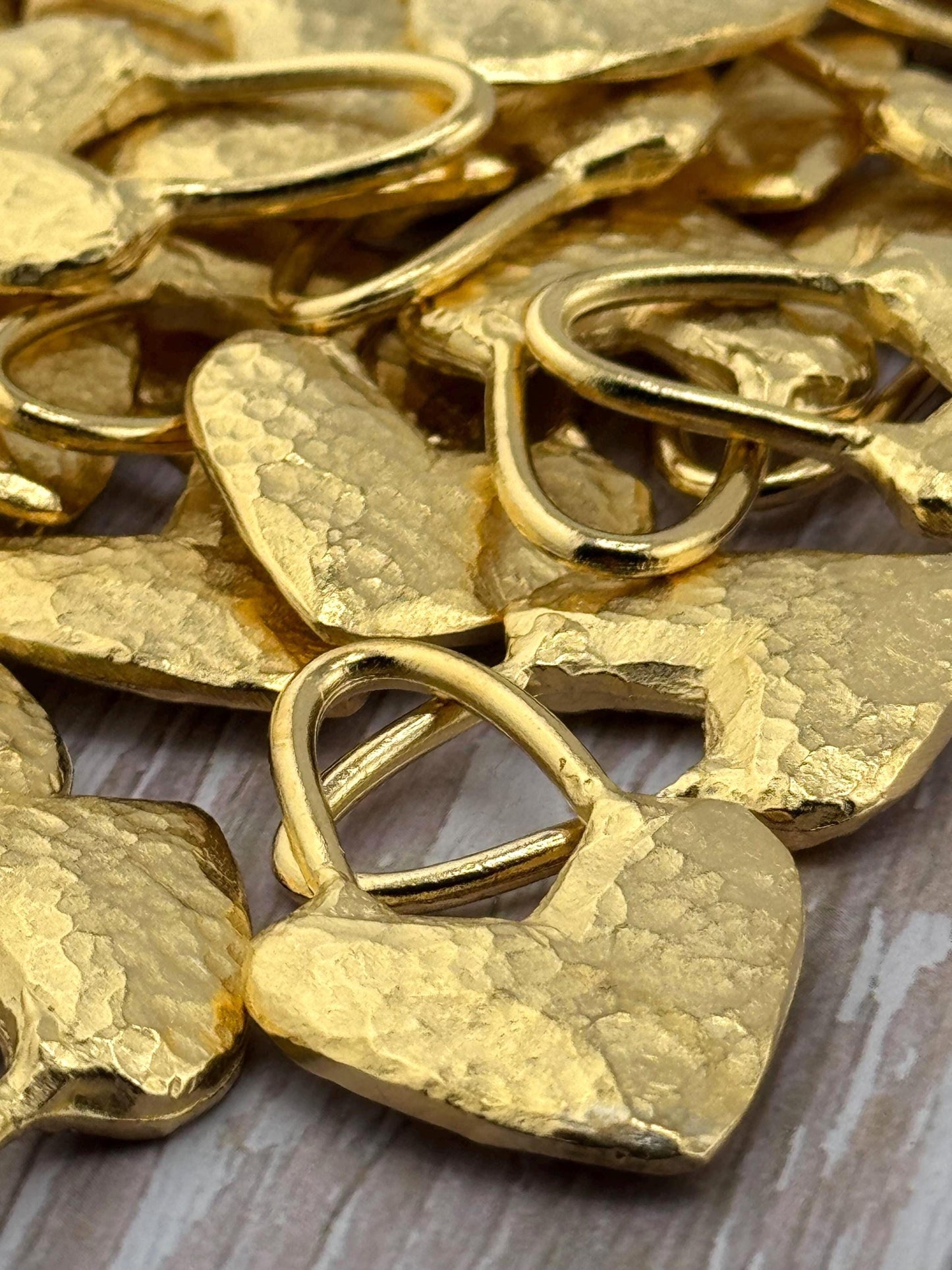 Breloque Cœur Martelée avec Boucle Allongée, Plaqué Or 18k Satiné - ST273