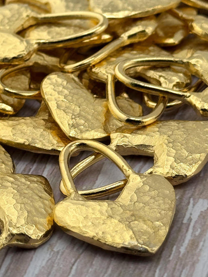 Breloque Cœur Martelée avec Boucle Allongée, Plaqué Or 18k Satiné - ST273