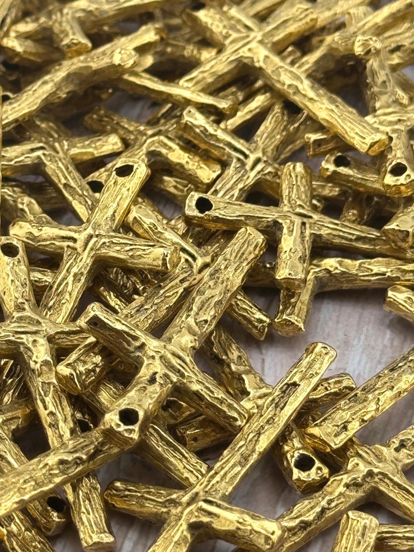 Grand pendentif croix rustique, plaqué or 18 carats vieilli - AG114