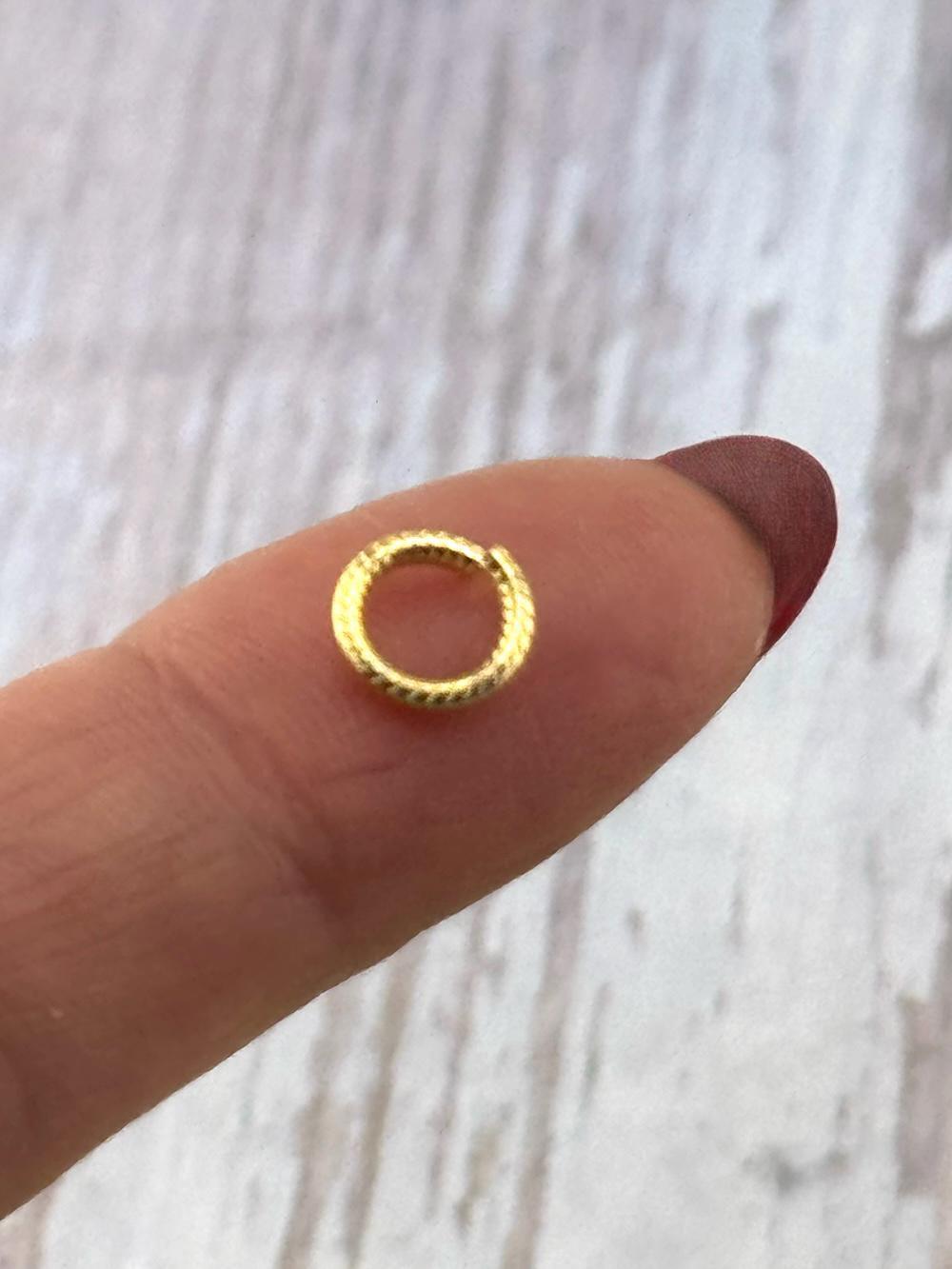 Anneaux de jonction texturés 7 mm (lot de 20), plaqué or 18 carats satiné - T025-JR