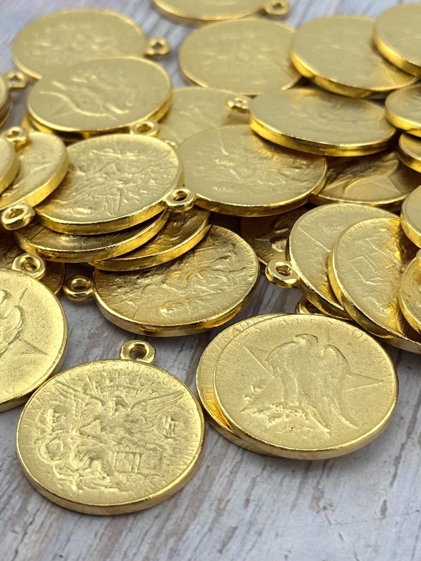 Colgante réplica de moneda de ángel y águila, chapado en oro de 18k satinado - ST360