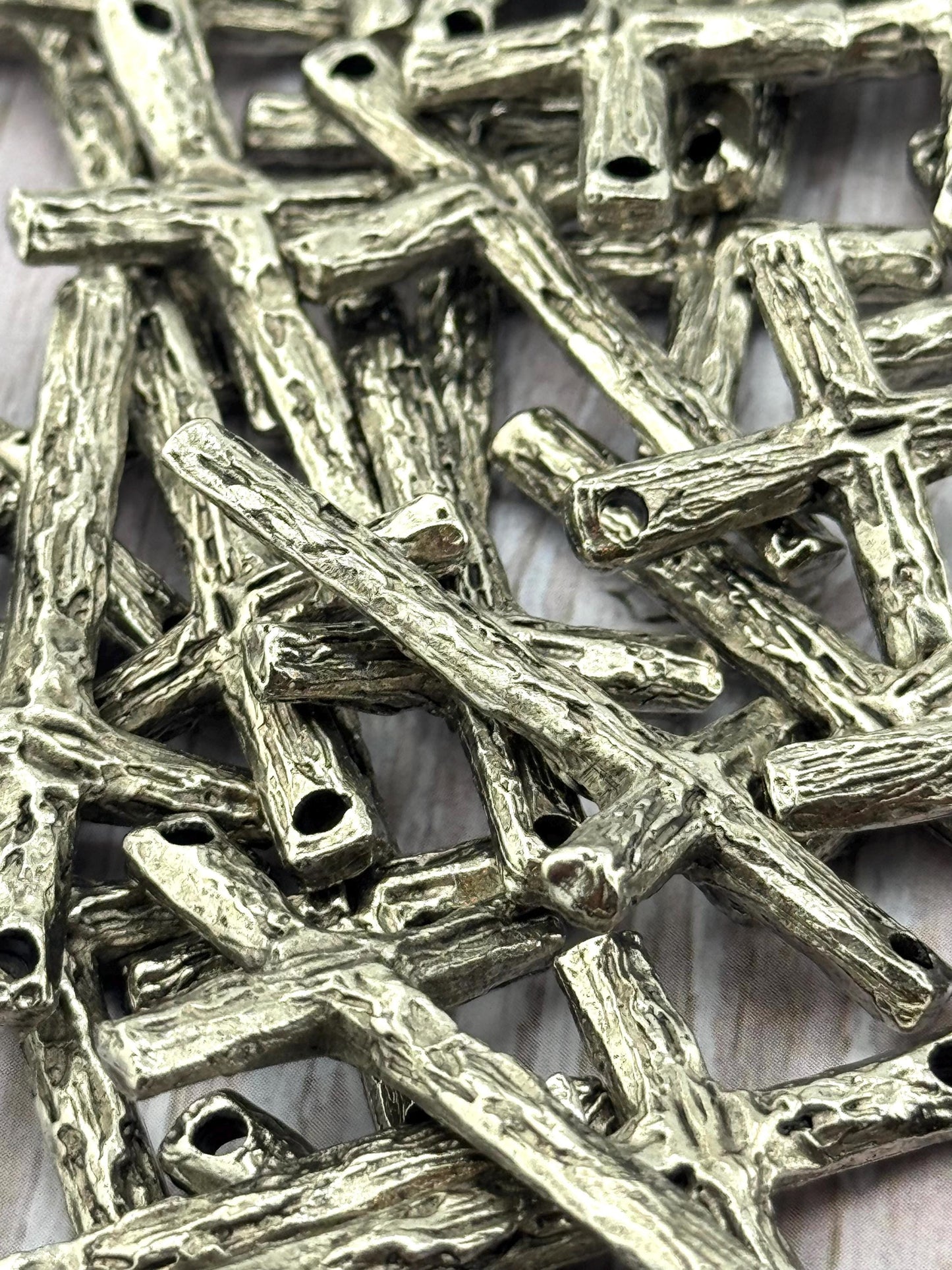 Grand pendentif croix rustique, étain vieilli - PT474