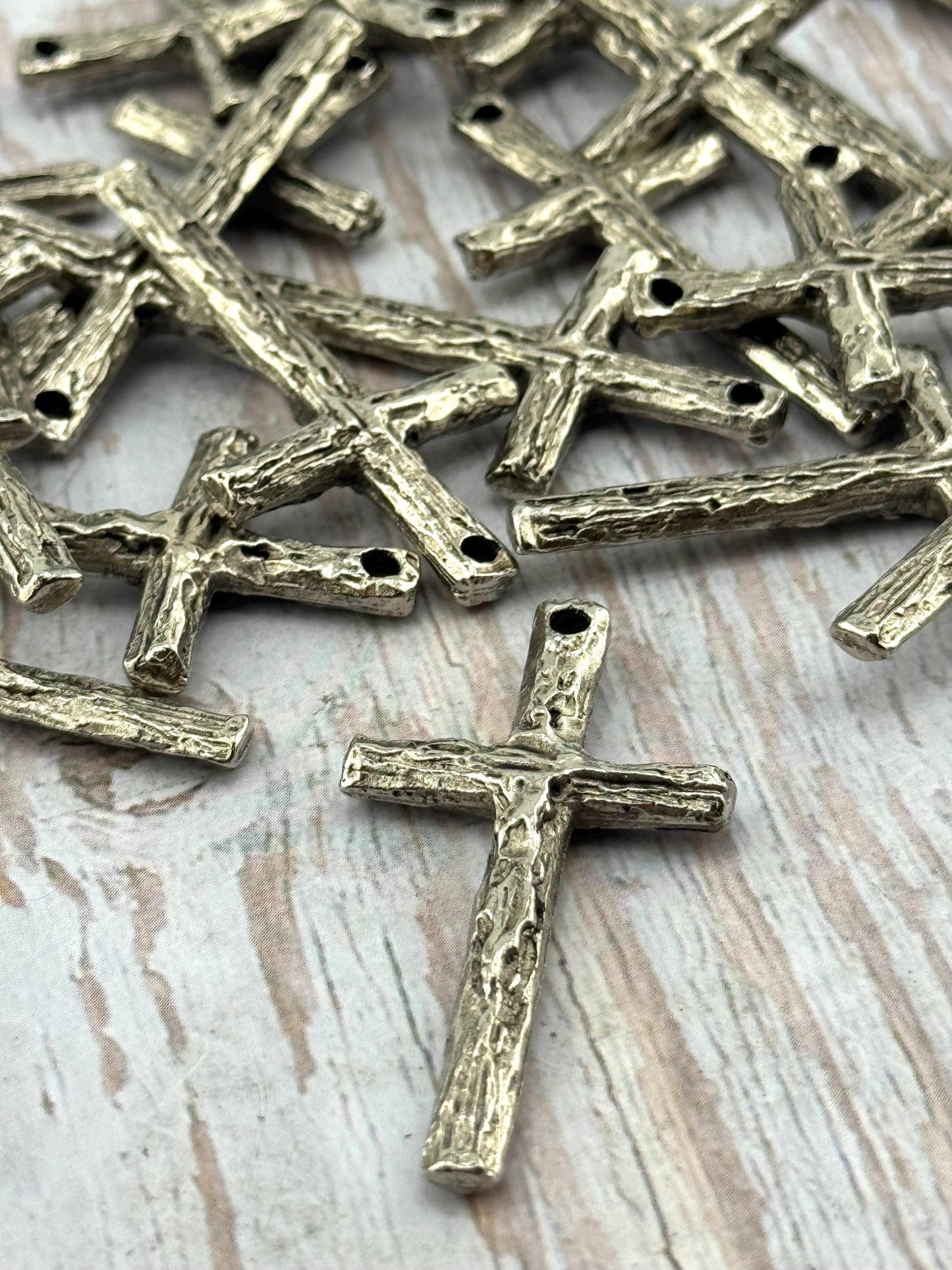 Grand pendentif croix rustique, étain vieilli - PT474