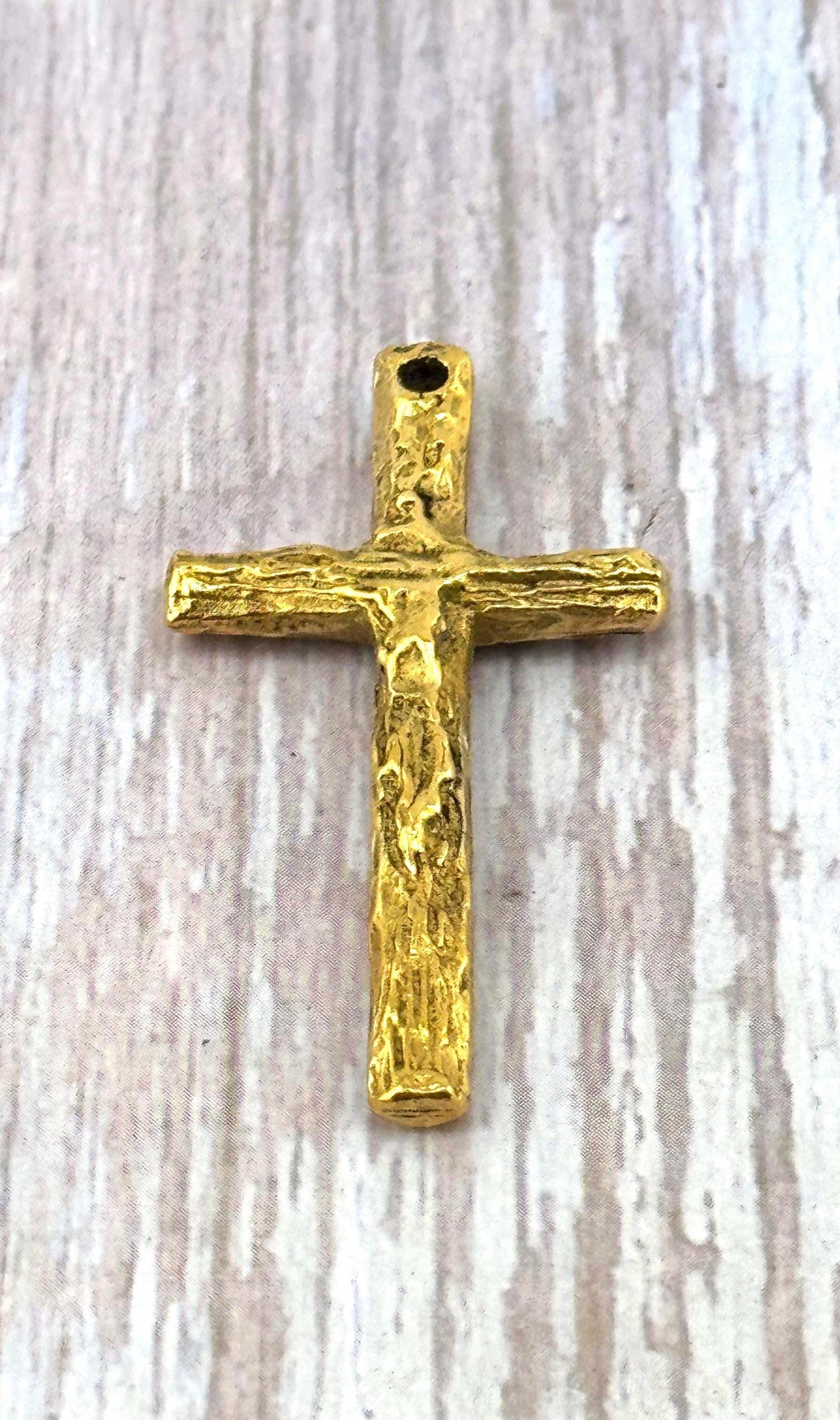 Grand pendentif croix rustique, plaqué or 18 carats vieilli - AG114