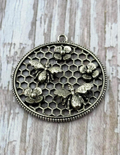 Médaillon Abeilles et Fleurs, Étain vieilli – PT565