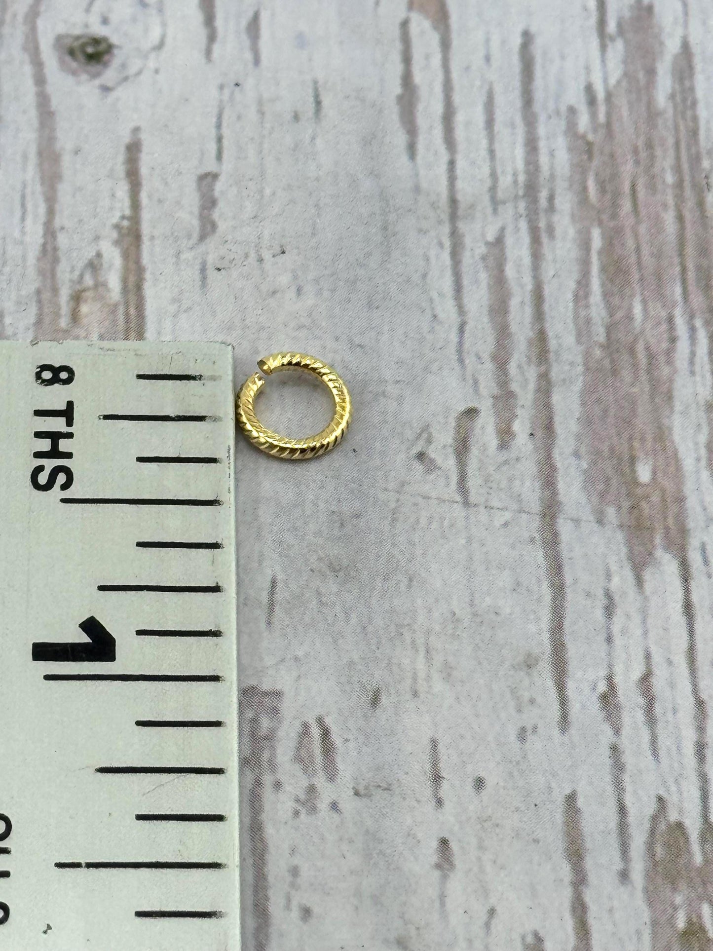Anneaux de jonction texturés 7 mm (lot de 20), plaqué or 18 carats satiné - T025-JR