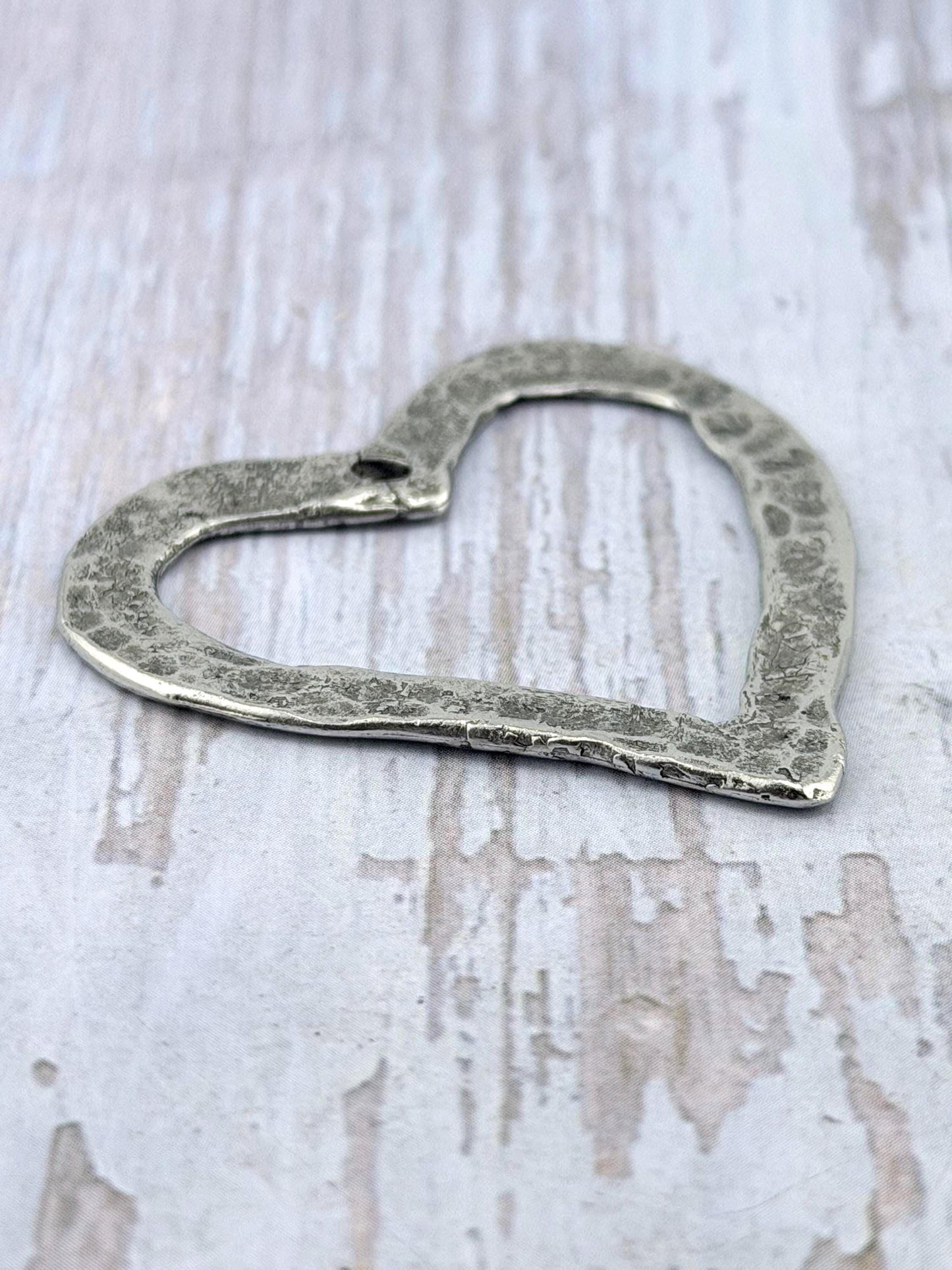 Pendentif Cœur Ouvert Martelé, Étain Vieilli - PT410