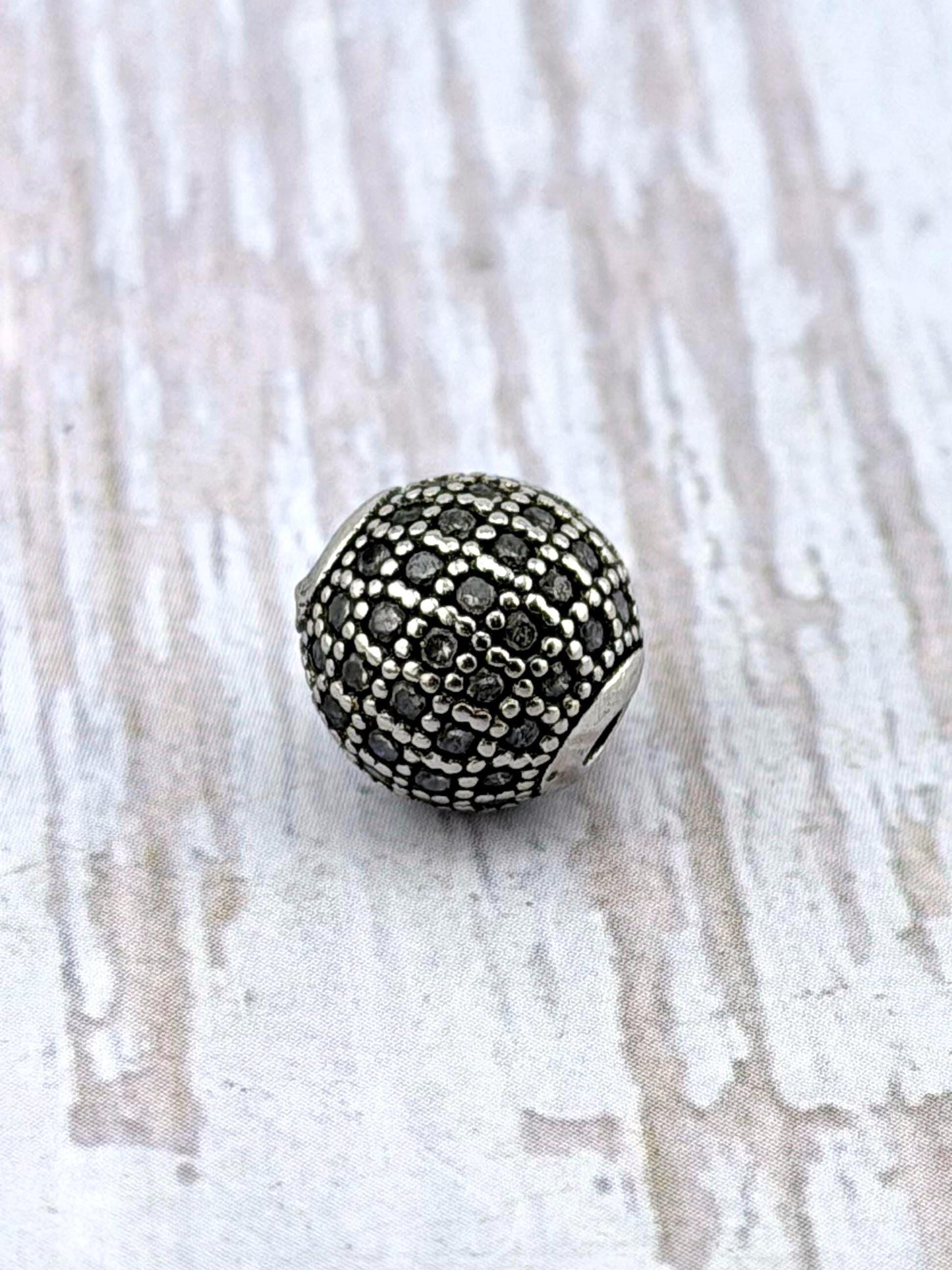 Perle ronde 10mm micro-pavée en oxyde de zirconium, plaqué étain vieilli - PT546