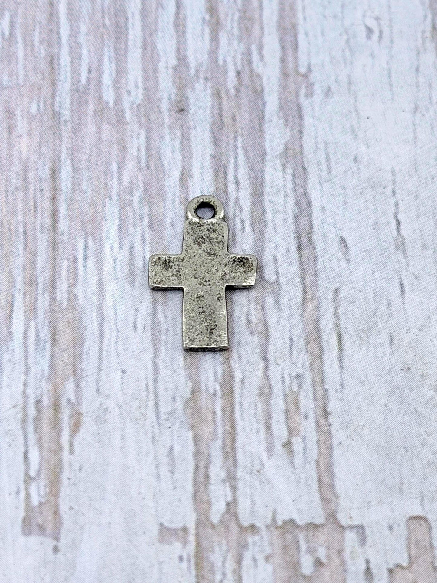 Mini breloque Croix vieillie, étain vieilli - PT508