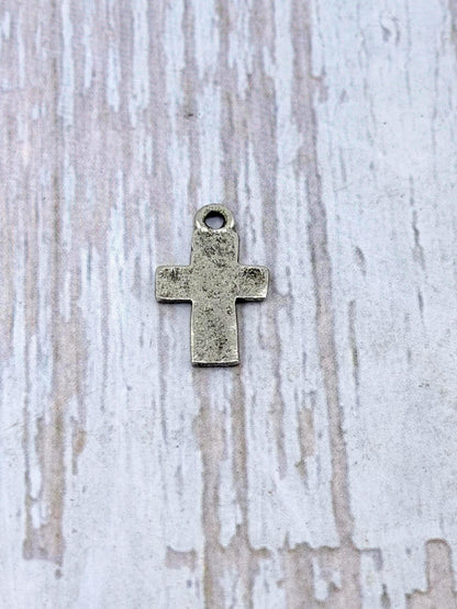 Mini breloque Croix vieillie, étain vieilli - PT508