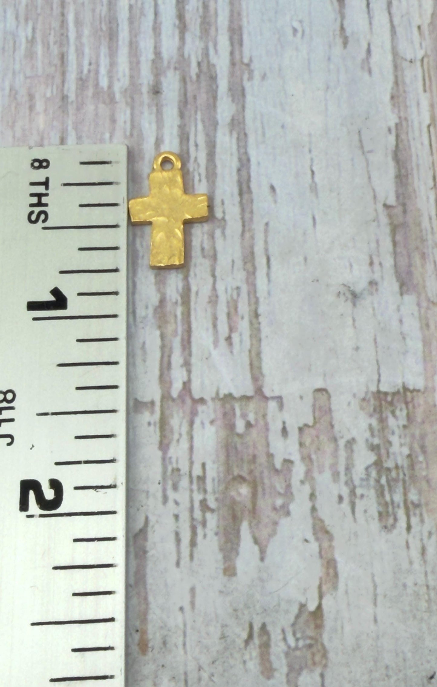 Mini Breloque Croix Vieillie, Plaqué Or 18 carats Satiné - ST328