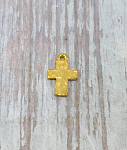 Mini Breloque Croix Vieillie, Plaqué Or 18 carats Satiné - ST328