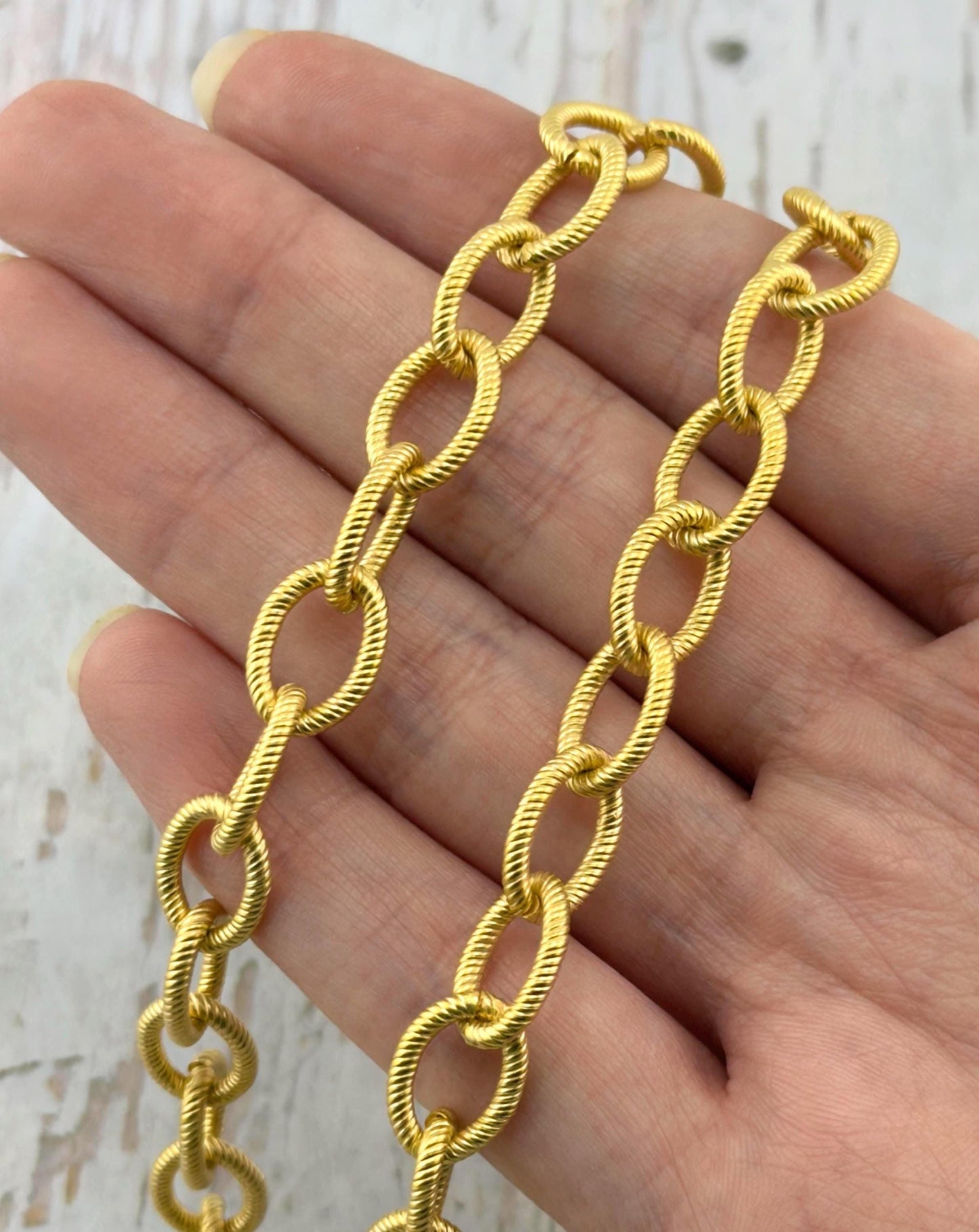 Grande chaîne ovale gravée, plaqué or 18 carats satiné - S062-CH