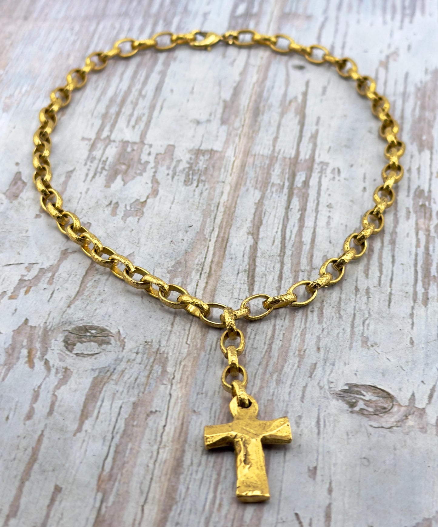 Colgante Cruz Rústica, Baño en Oro de 18k Satinado - ST312