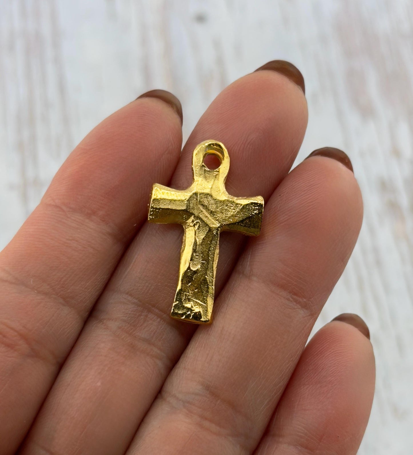 Colgante Cruz Rústica, Baño en Oro de 18k Satinado - ST312