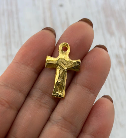 Colgante Cruz Rústica, Baño en Oro de 18k Satinado - ST312