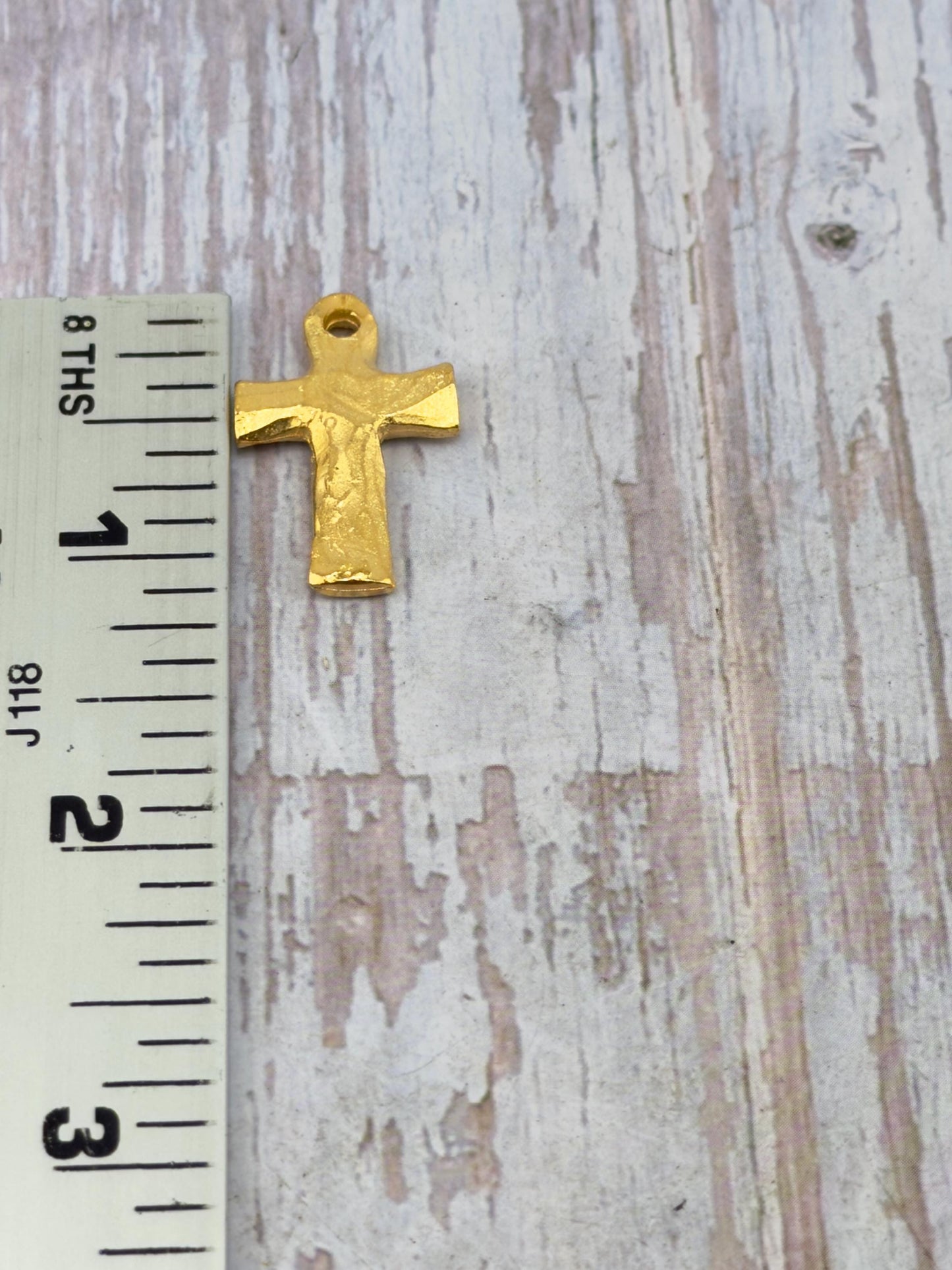 Colgante Cruz Rústica, Baño en Oro de 18k Satinado - ST312