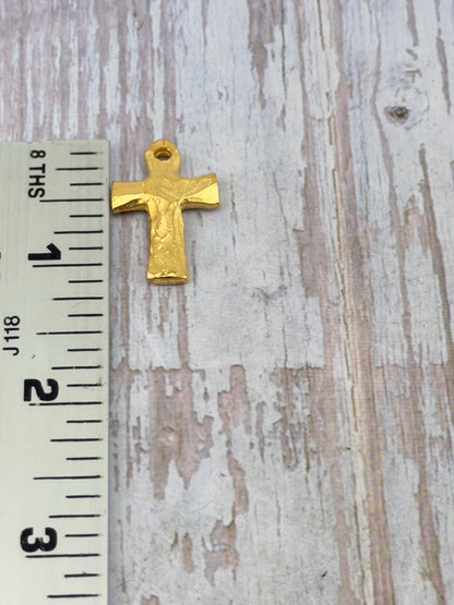 Colgante Cruz Rústica, Baño en Oro de 18k Satinado - ST312