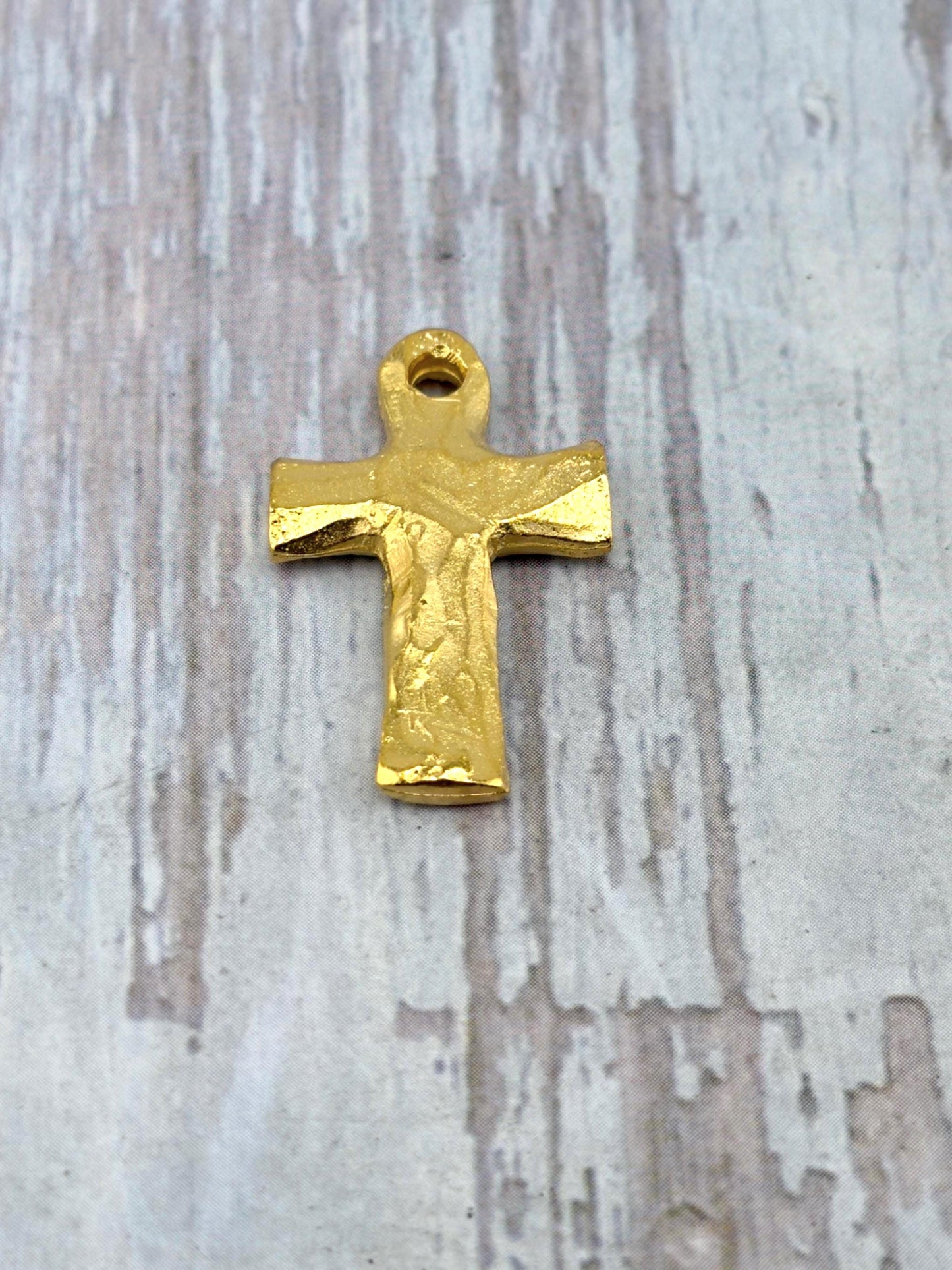 Colgante Cruz Rústica, Baño en Oro de 18k Satinado - ST312