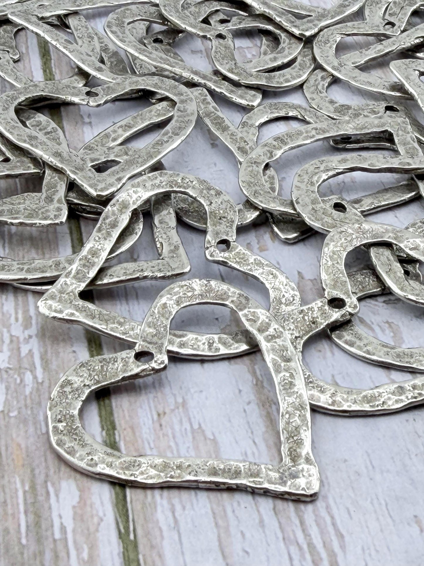 Pendentif Cœur Ouvert Martelé, Étain Vieilli - PT410