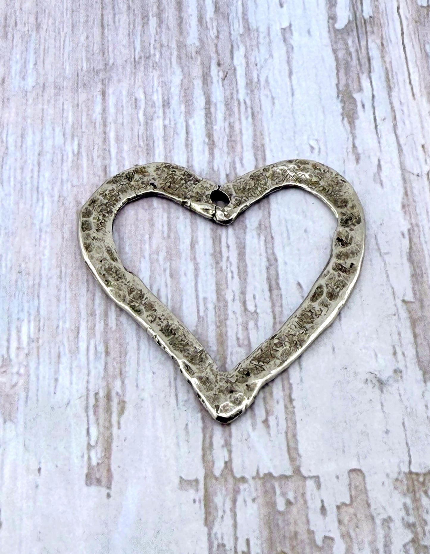 Pendentif Cœur Ouvert Martelé, Étain Vieilli - PT410