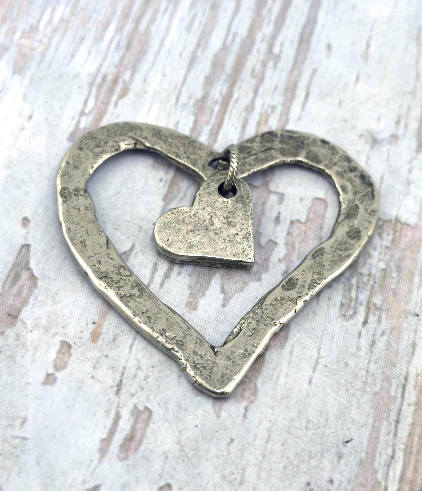 Pendentif Cœur Ouvert Martelé, Étain Vieilli - PT410