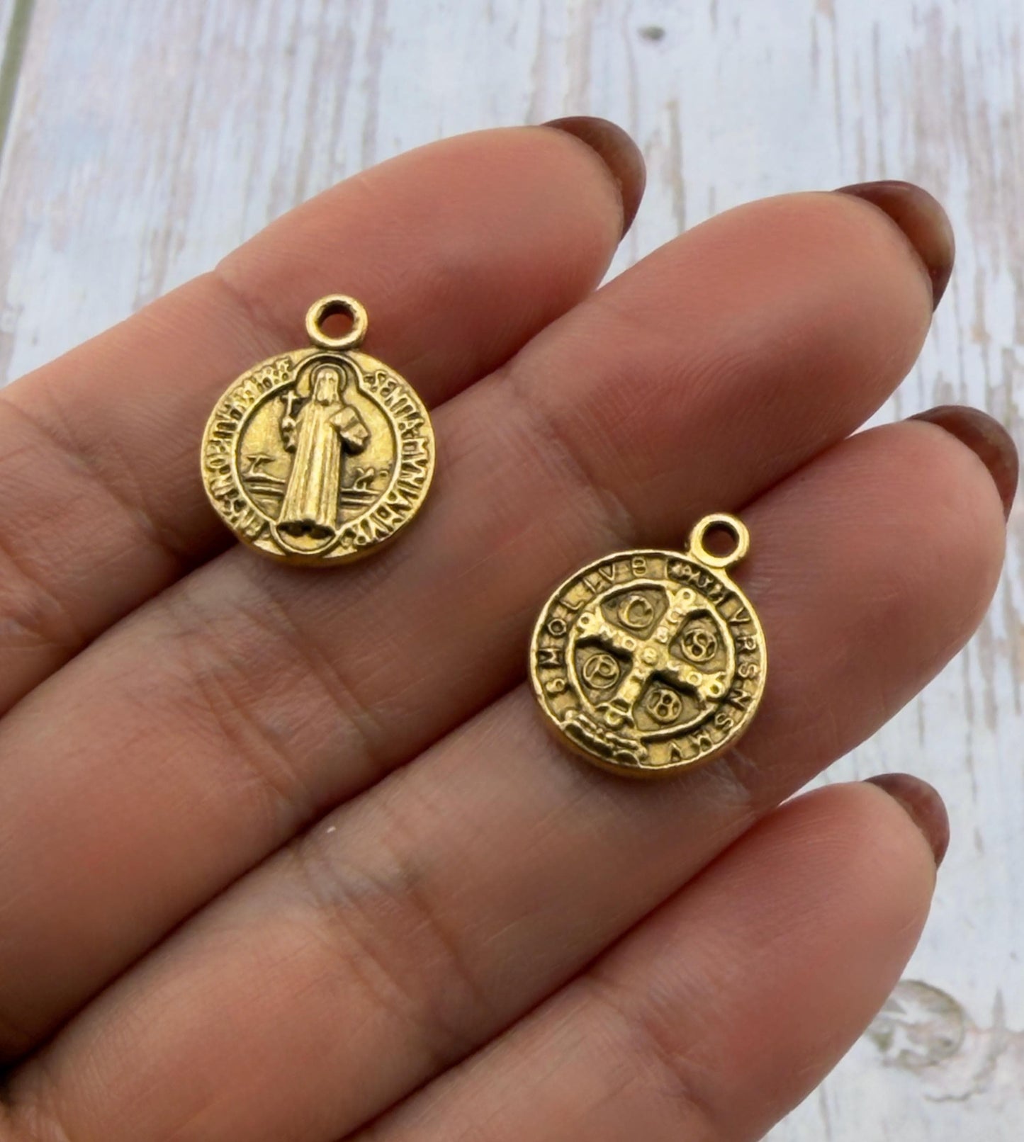 Medalla de protección de San Benito de doble cara, bañada en oro de 18k envejecido - AG013