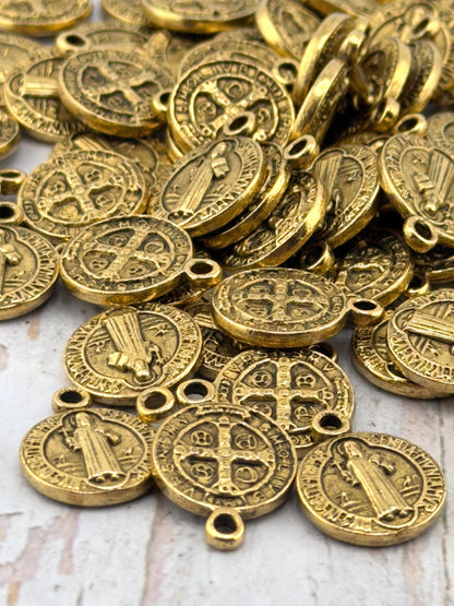 Medalla de protección de San Benito de doble cara, bañada en oro de 18k envejecido - AG013