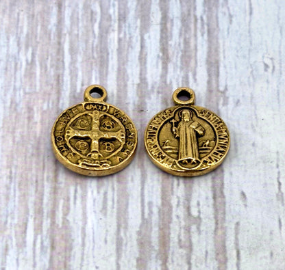 Medalla de protección de San Benito de doble cara, bañada en oro de 18k envejecido - AG013