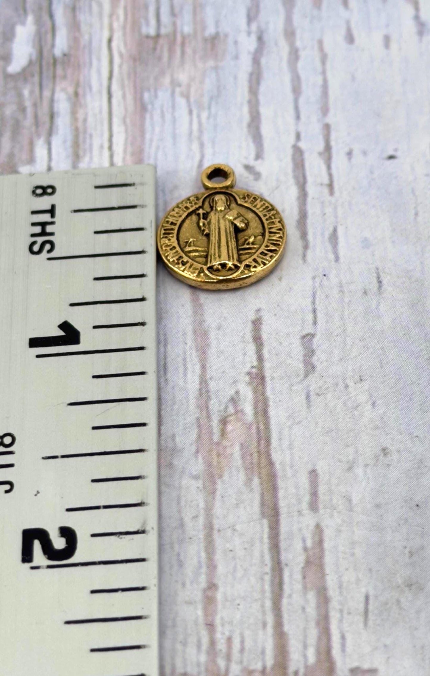 Medalla de protección de San Benito de doble cara, bañada en oro de 18k envejecido - AG013
