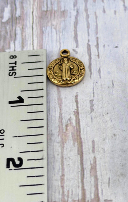 Medalla de protección de San Benito de doble cara, bañada en oro de 18k envejecido - AG013